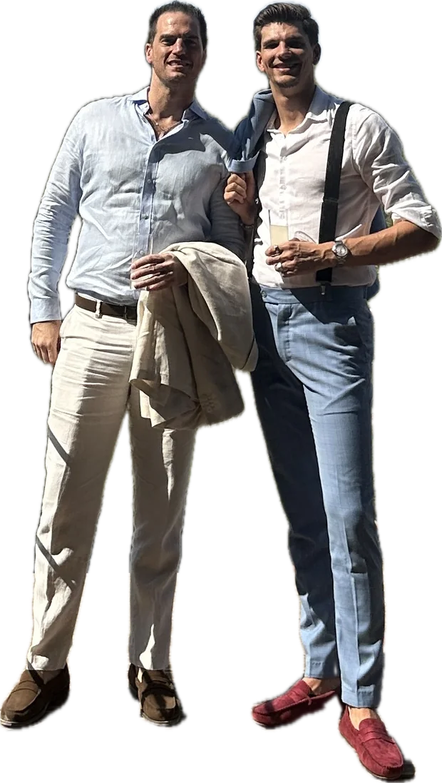 John et Aurélien, fondateurs de Boutique Up, debout côte à côte en extérieur